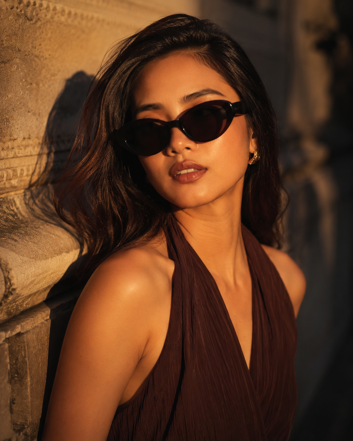 Model mengenakan kacamata sunrays.id saat golden hour